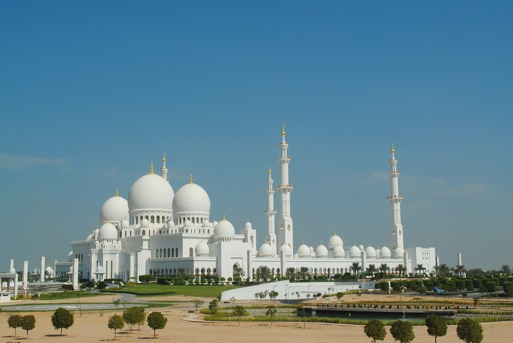 Grand Mosque Abu Dhabi Tour: A Majestic Blend of Architecture and&nbsp;Spirituality